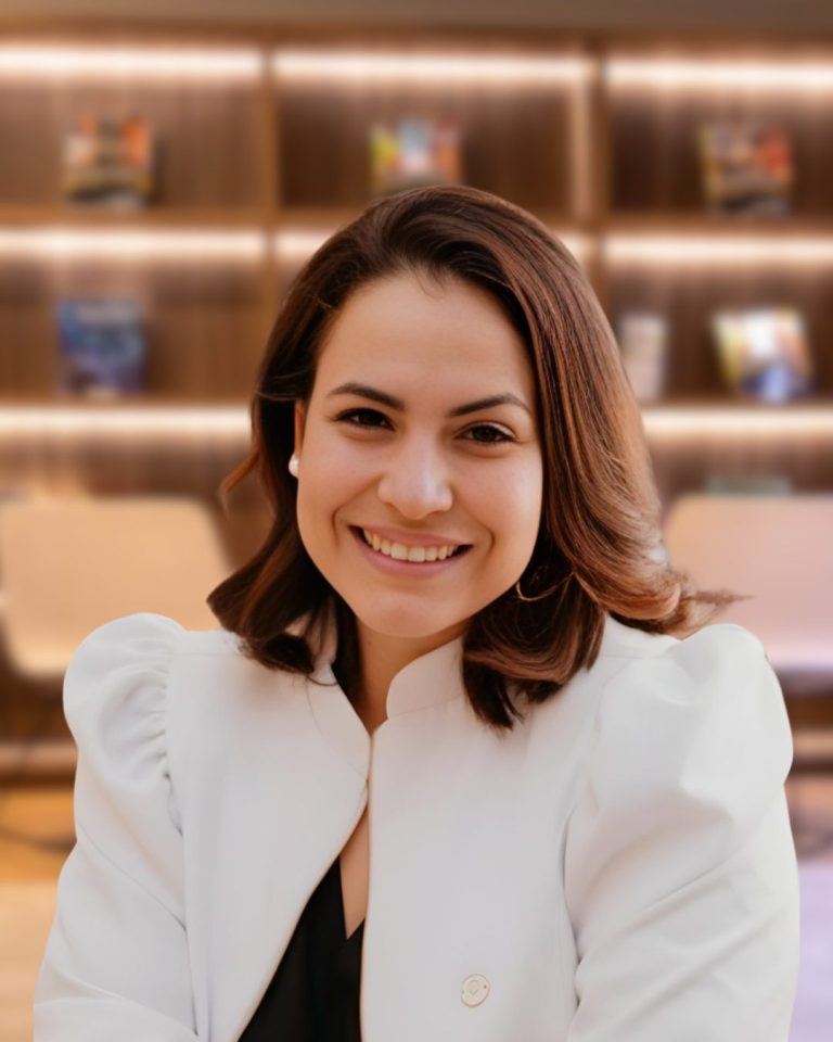 Flávia Dias